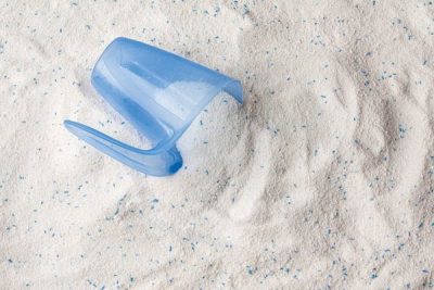 Bột giặt đánh bay vết bẩn trên túi da