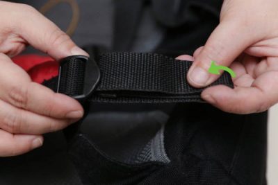 Chỉnh dây đai đỡ hành lý để bạn không bị quá tải khi mang balo