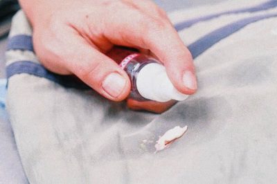 Nước rửa tay giúp gỡ vết kẹo cao su một cách dễ dàng