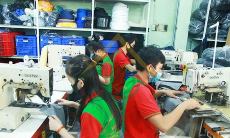 Quy trình sản xuất ví của May Hợp Phát diễn ra rất chuyên nghiệp