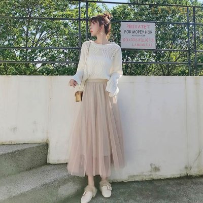 Váy ren quyến rũ với giày cao gót