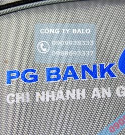 Cận cảnh may balo quà tặng PG bank